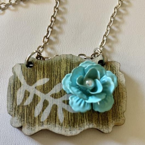 Rose necklace blue and light wood - Picture 3 of 10